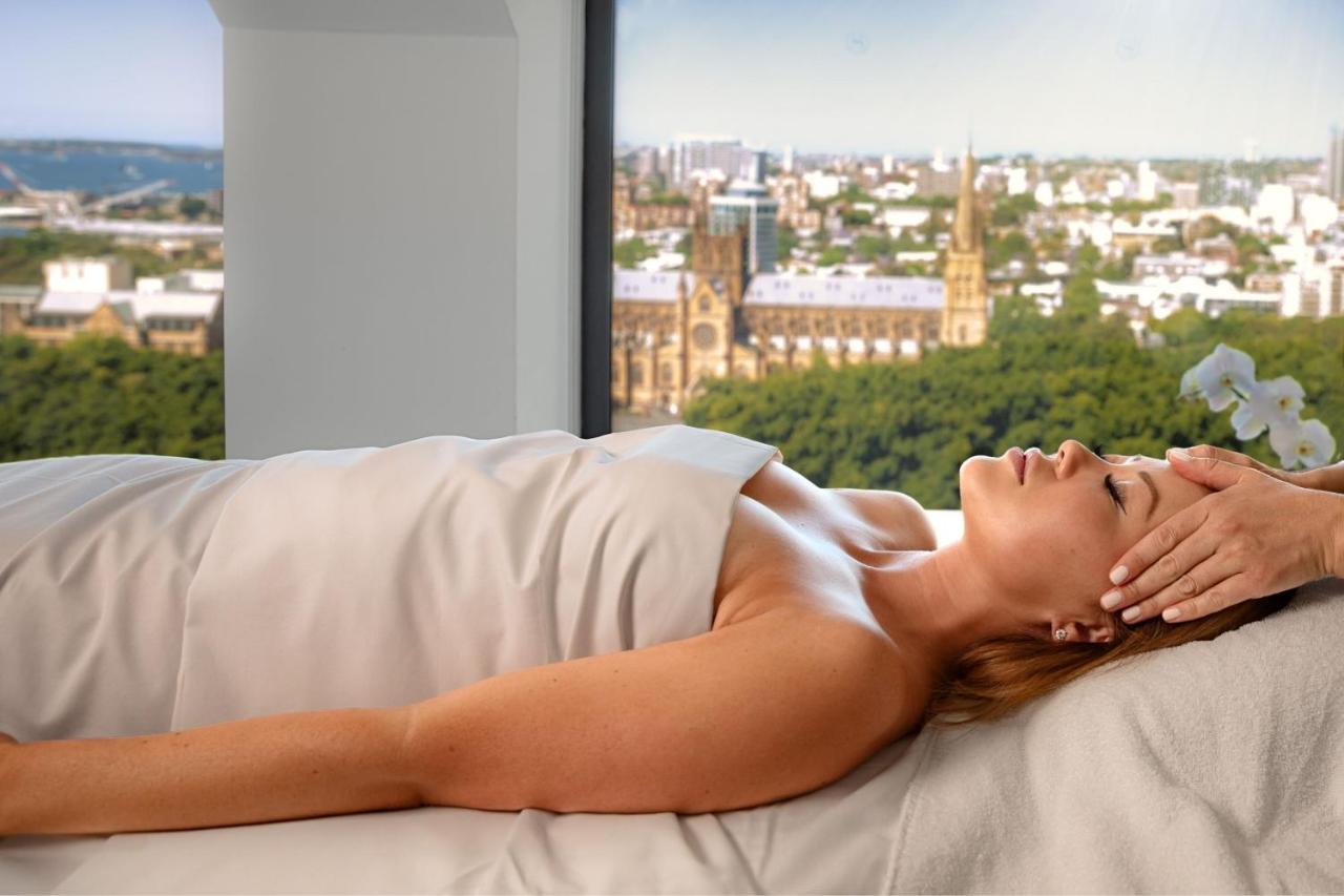 Sheraton Grand Sydney Hyde Park Exterior foto A woman receiving a head massage