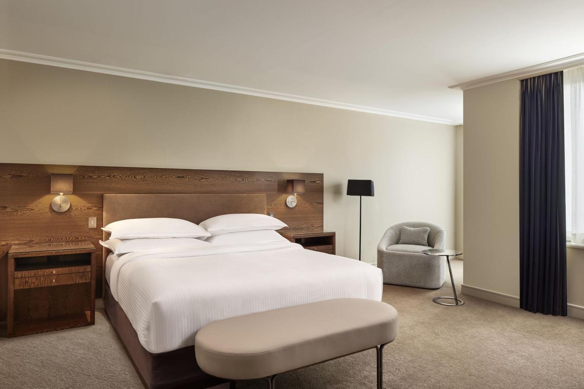 Sheraton Grand Sydney Hyde Park Exterior foto A bedroom at the hotel