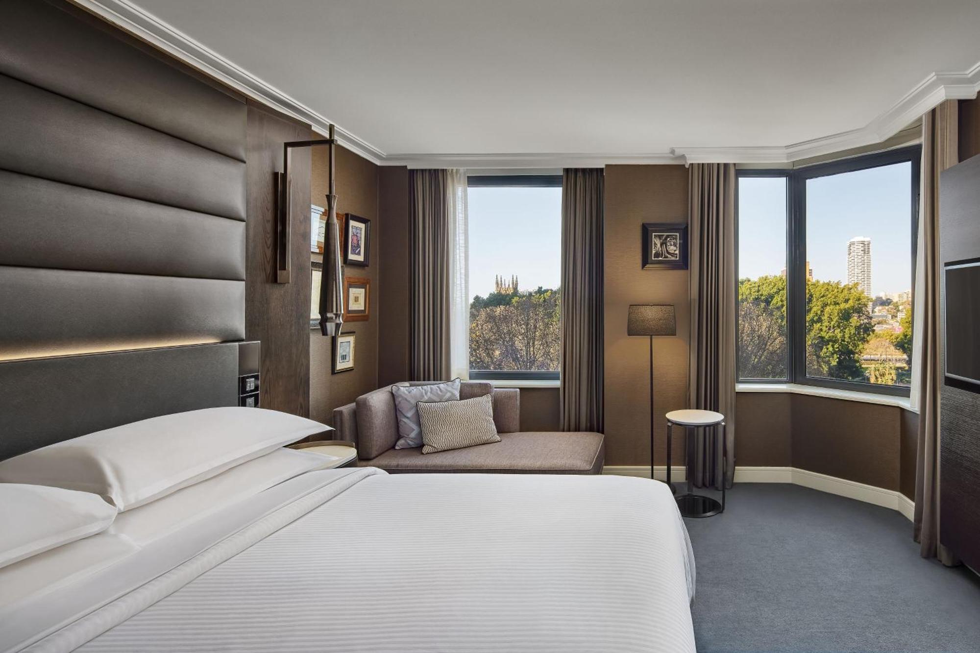 Sheraton Grand Sydney Hyde Park Exterior foto A guest room at the London St Pancras Renaissance Hotel