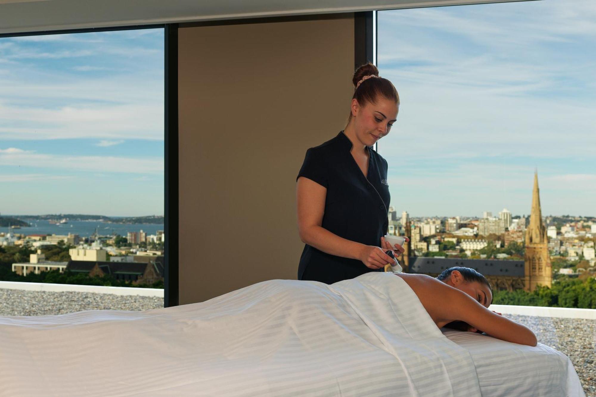 Sheraton Grand Sydney Hyde Park Exterior foto A massage therapist treating a patient